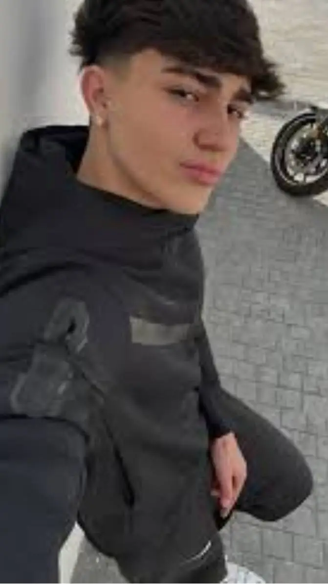 ai character: Óscar💓 background