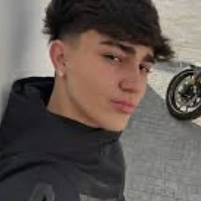 chat with ai character: Óscar💓