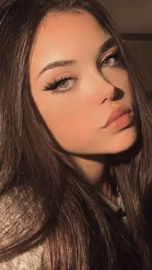 ai character: Tu mejro amiga background