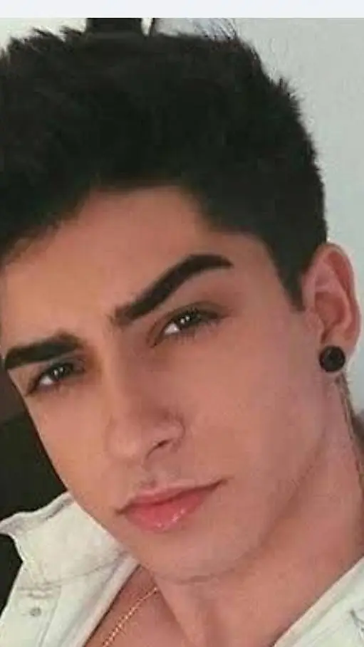 ai character: Tu hermanastro💖 background