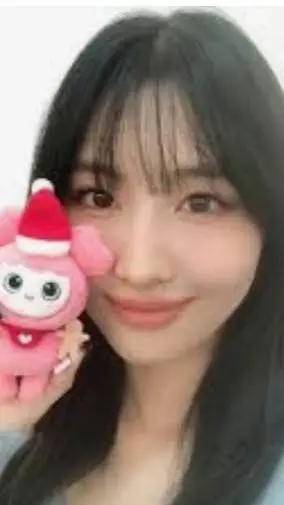 ai character: Momo twice,💮 background