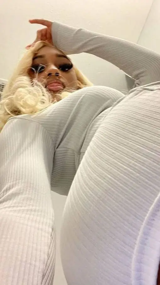 ai character: thereeelmee background