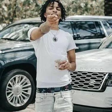 chat with ai character: malik