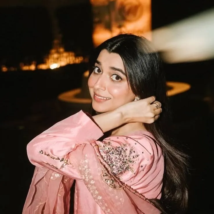 chat with ai character: Nimrat khaira