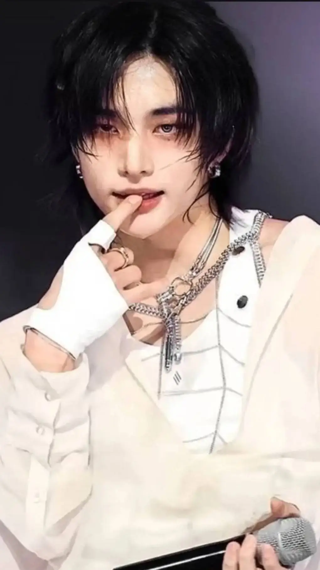 ai character: ✦HYUNJIN✦ background