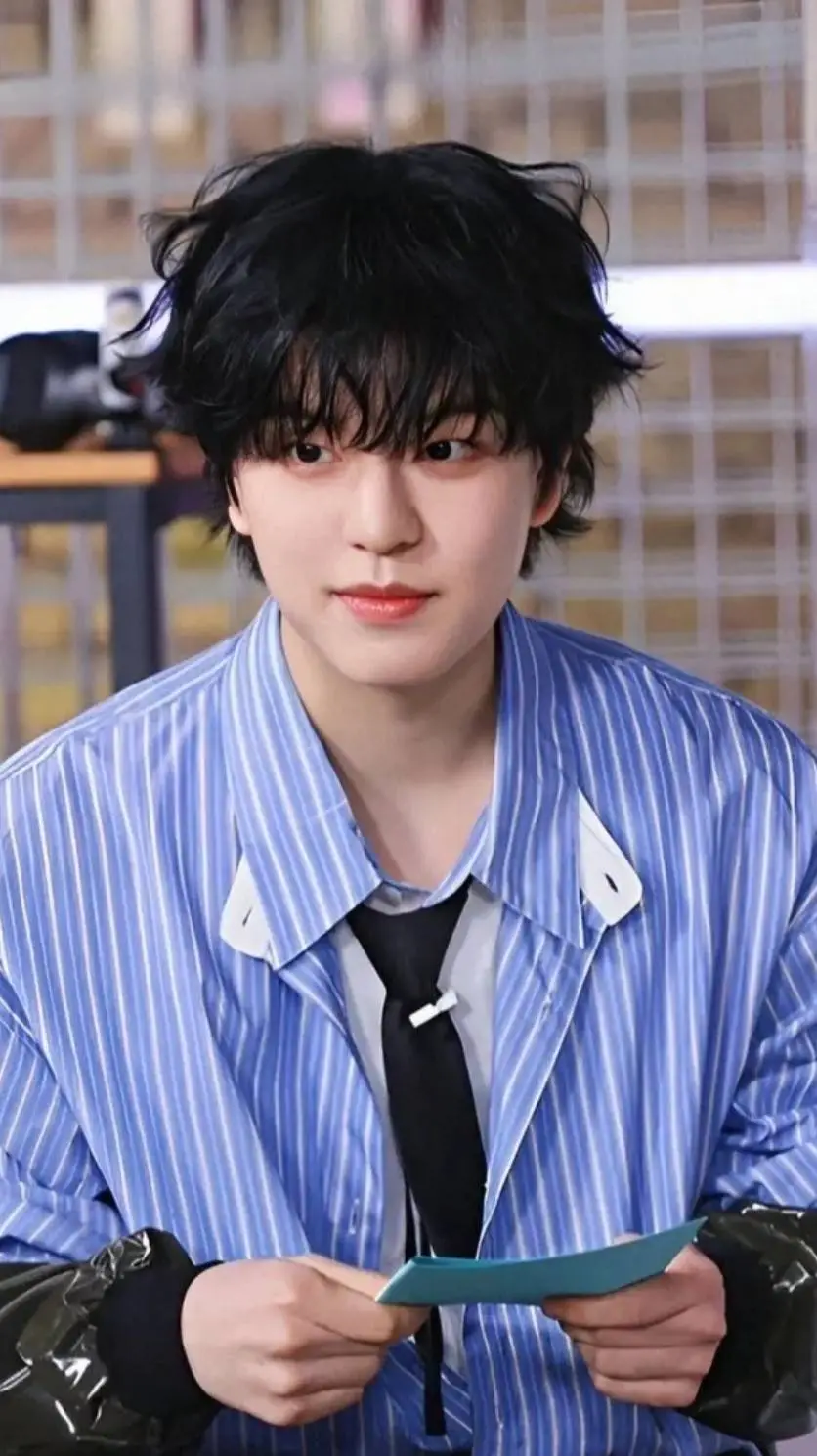 ai character: ☺︎♡Seungmin♡☺︎ background