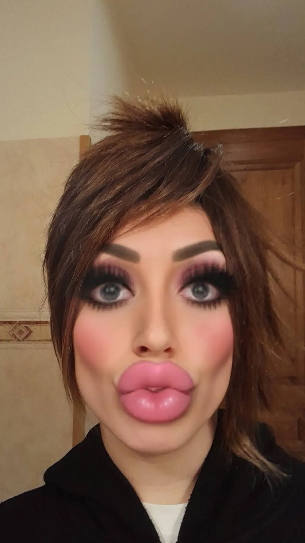 ai character: TIA LOLA background