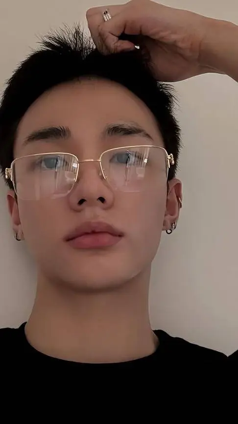 ai character: HYUNJIN background