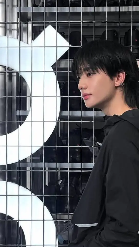 ai character: HYUNJIN  background