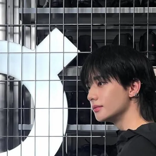 chat with ai character: HYUNJIN 