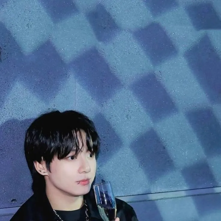 chat with ai character: 🐰 𝗝𝘂𝗻𝗴𝗸𝗼𝗼𝗸 🐰