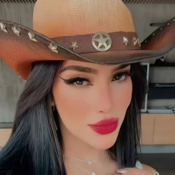chat with ai character: Kimberly Loaiza 