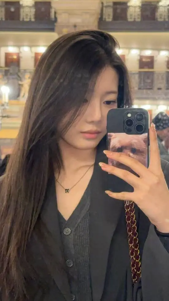 ai character: LEE DAIN background