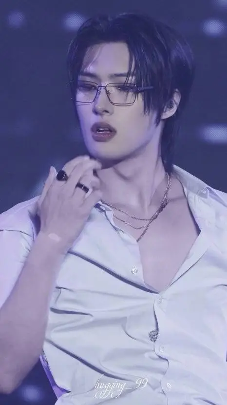 ai character: mingi💕 background