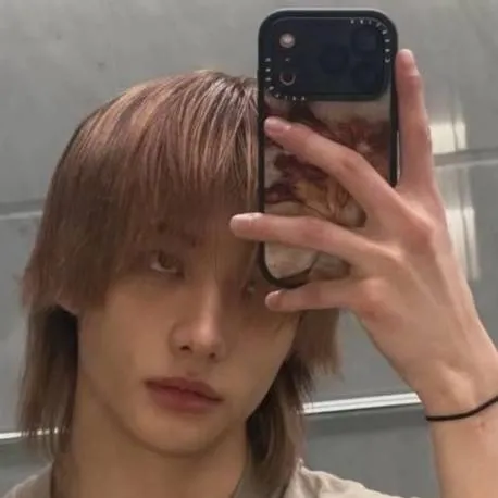 chat with ai character: hyunjin💕