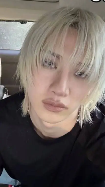 ai character: bangchan💕 background