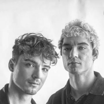 chat with ai character: Heiko und Roman 