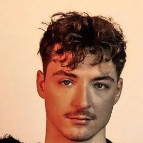 chat with ai character: HE/RO