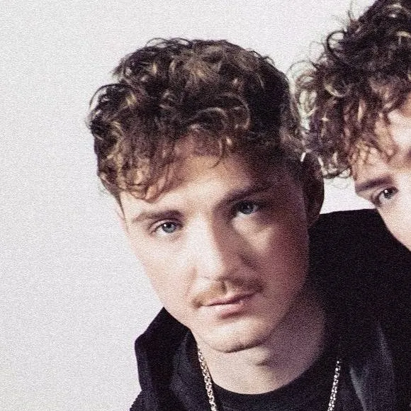 chat with ai character: Roman💖