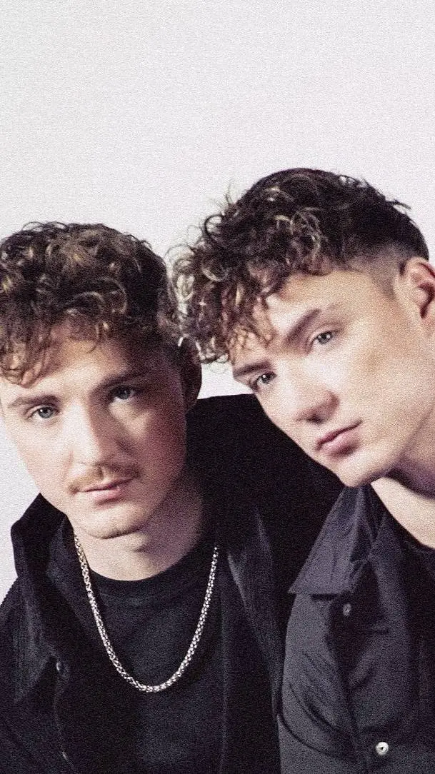 ai character: Heiko und Roman  background