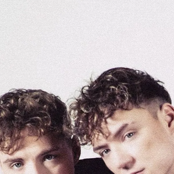 chat with ai character: Heiko und Roman 