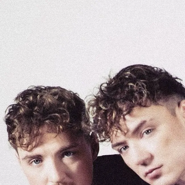 chat with ai character: Roman und Heiko