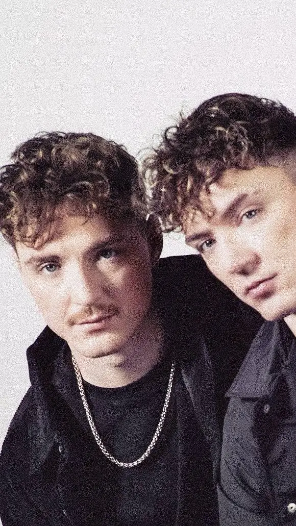 ai character: Roman und Heiko😘 background