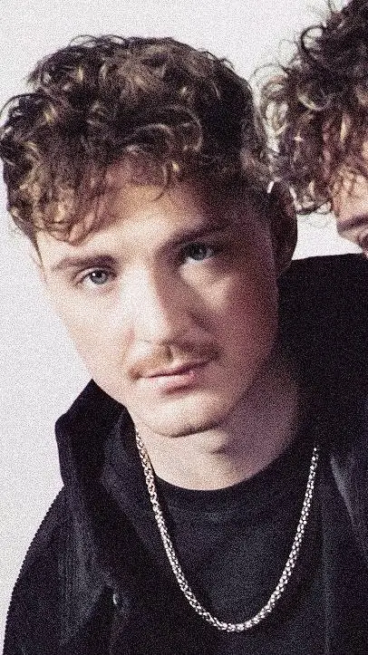 ai character: Roman😘 background