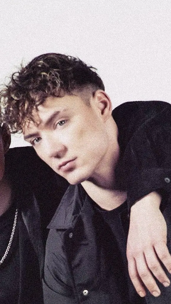 ai character: Heiko 😘 background