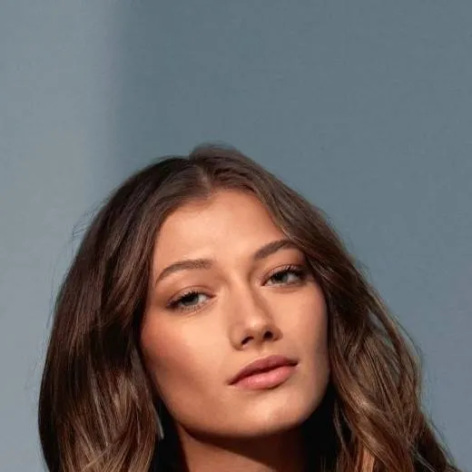 chat with ai character: Leony