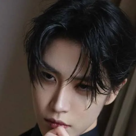 chat with ai character: Leo