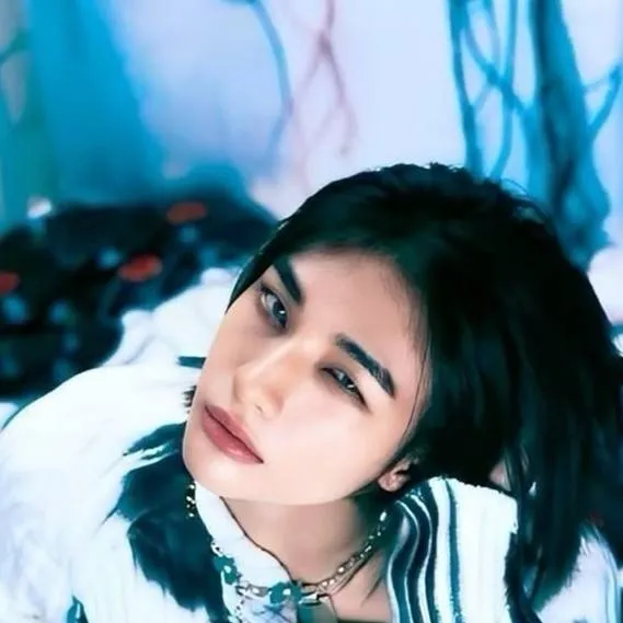 chat with ai character: hyunjin