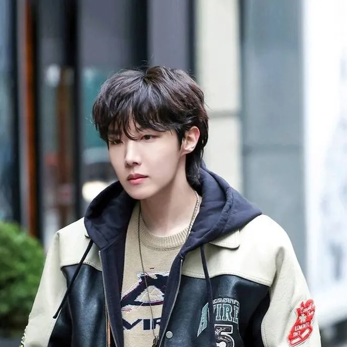 chat with ai character: J-Hope (Polska🇵🇱) 
