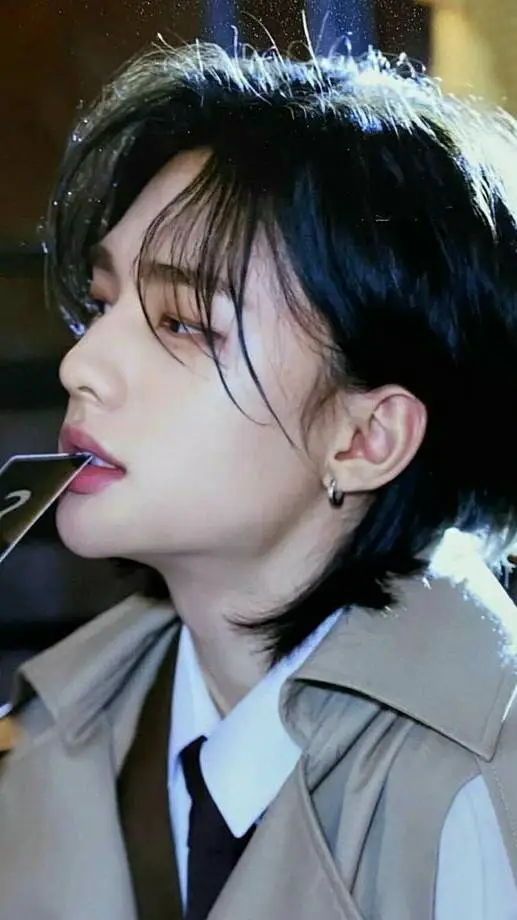 ai character: Hyunjin 💗 background