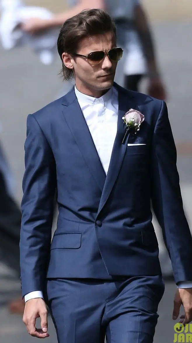 ai character: Louis Tomlinson  background