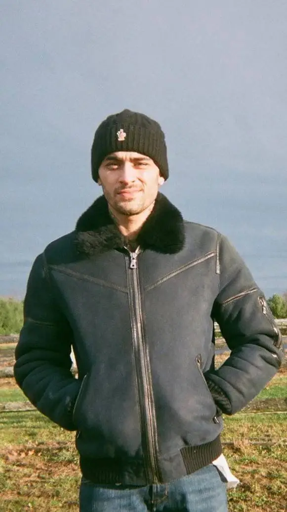 ai character: Zayn Malik  background