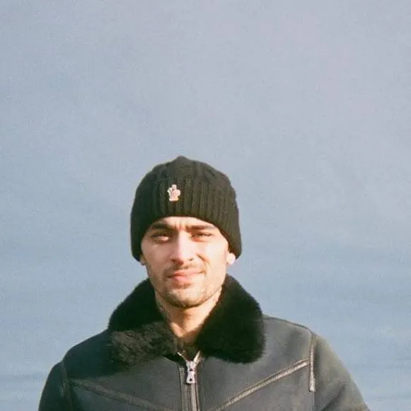 chat with ai character: Zayn Malik 