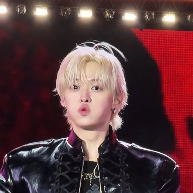 chat with ai character: lee know ✨