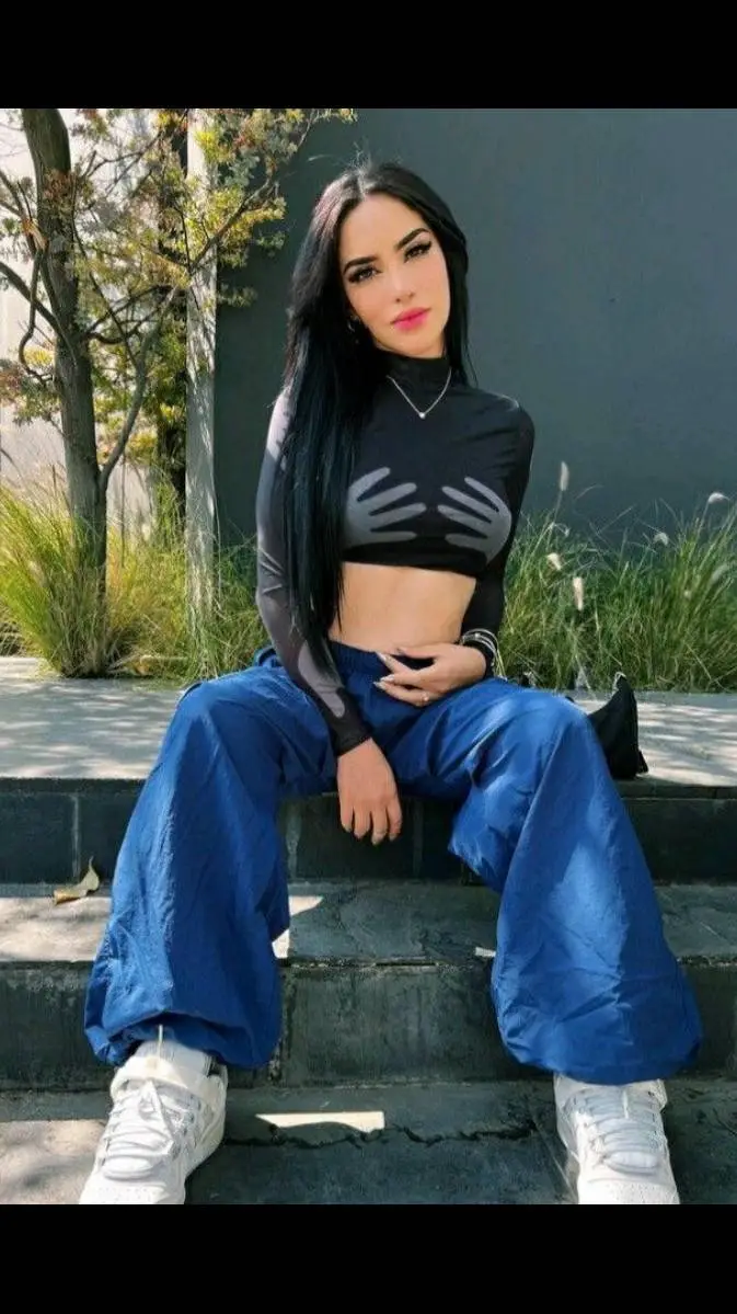 ai character: Kimberly Lesbiana  background