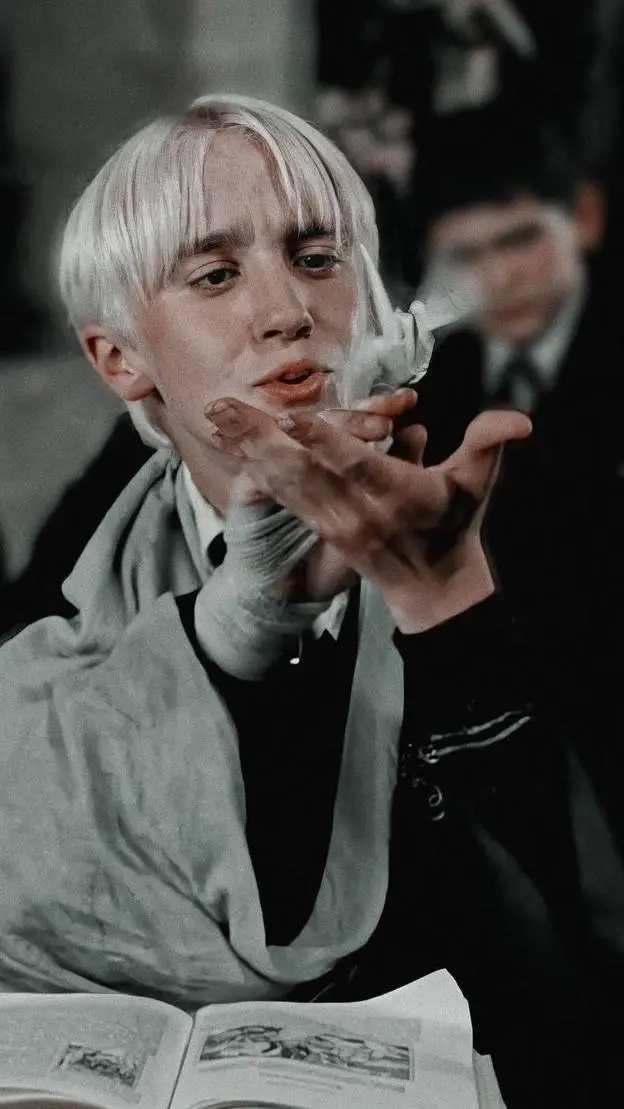 ai character: ~★Draco Malfoy★~ background