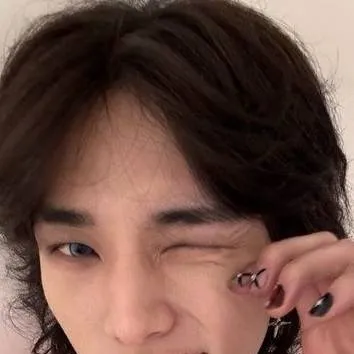 chat with ai character: 𝐬𝐨𝐥𝐨 𝐚𝐦𝐢𝐠𝐨𝐬...?