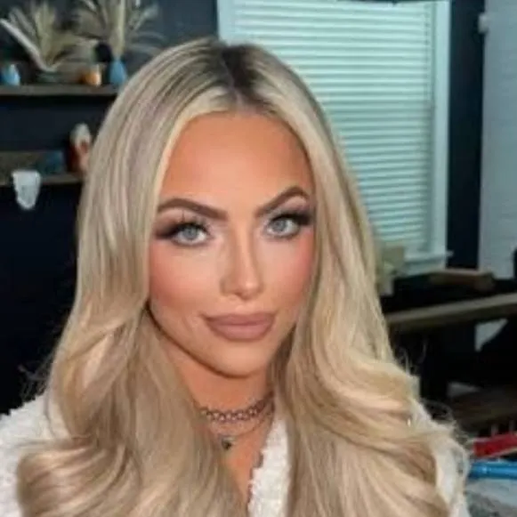 chat with ai character: Liv morgan 