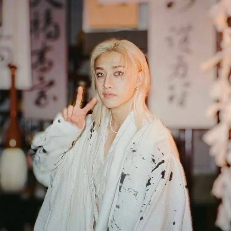 chat with ai character: 🐺~Bangchan~🐺