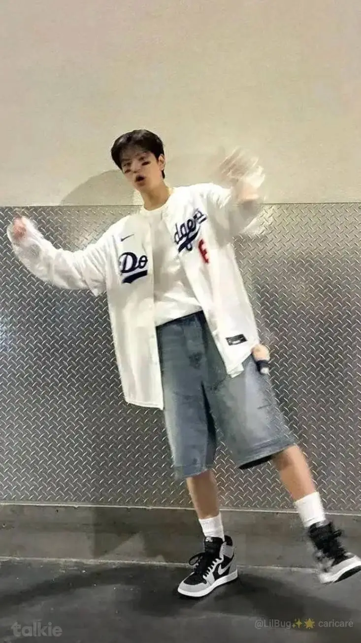 ai character: Seungmin  background
