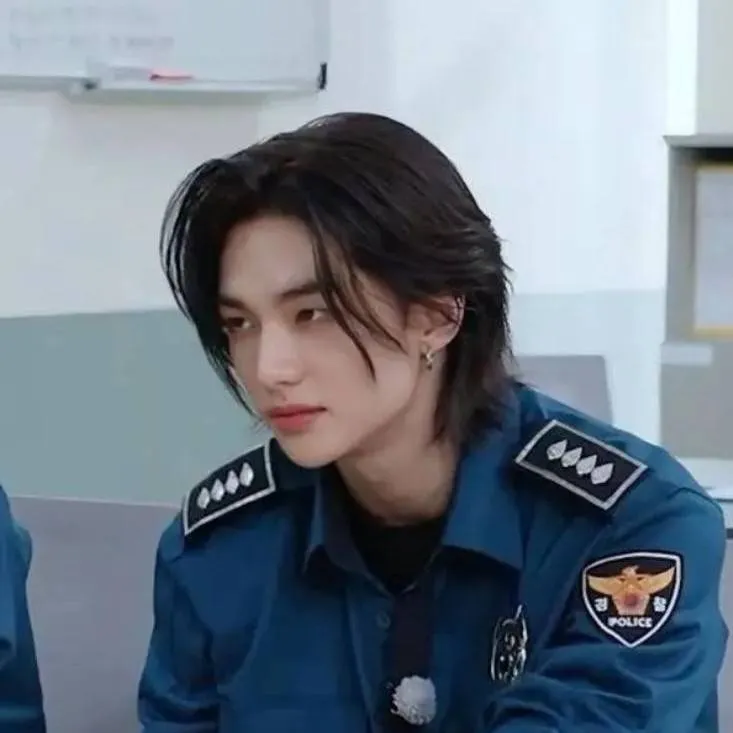 chat with ai character: Hyunjin police