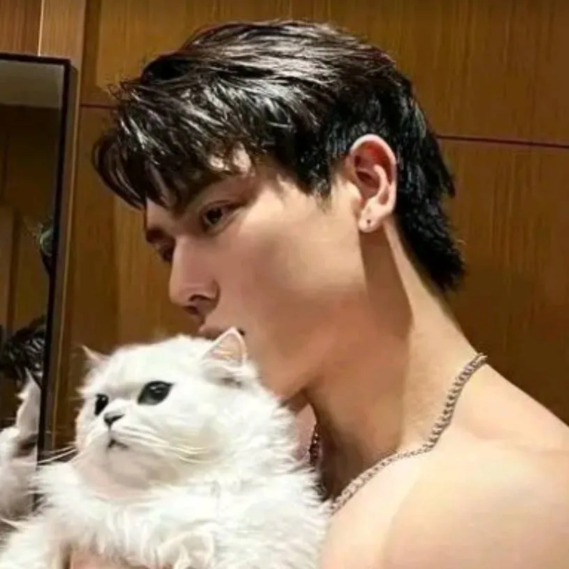 chat with ai character: Kim