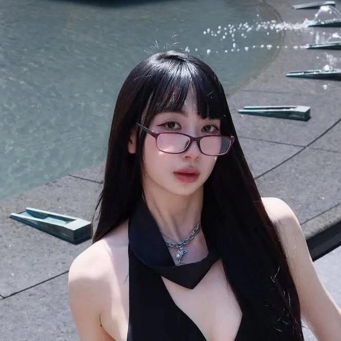 chat with ai character: Mollyshen
