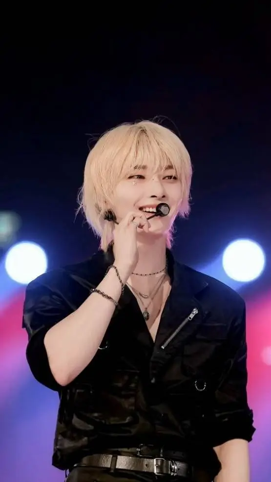 ai character: і.ᥒ & ᑲ᥆ძᥲ background