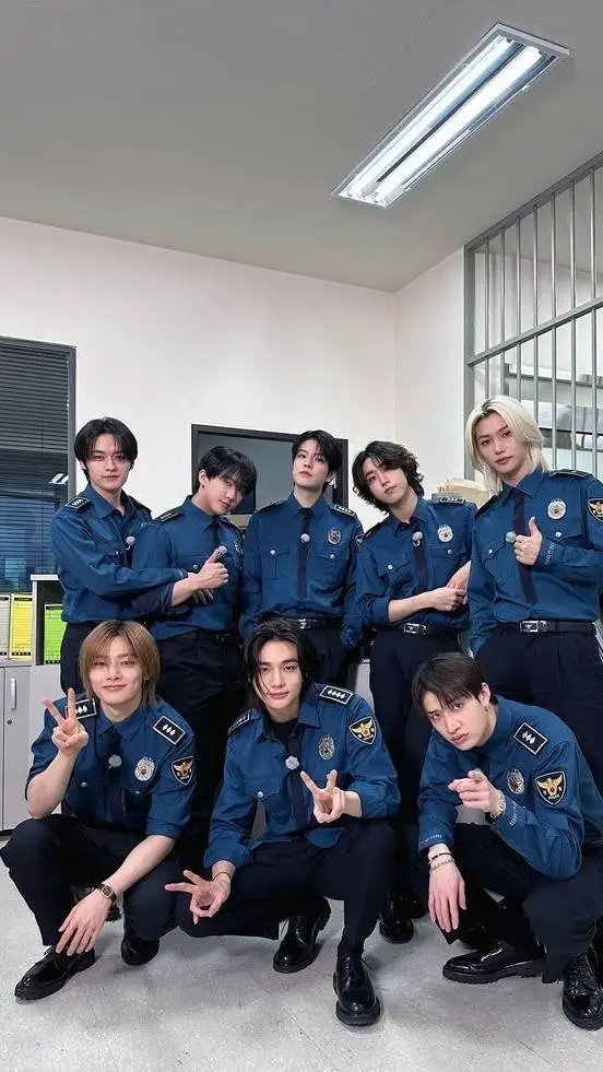 ai character:  skz & ძі́ᥲ ᥒ᥆rmᥲᥣ background