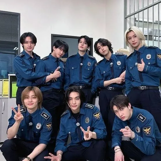 chat with ai character:  skz & ძі́ᥲ ᥒ᥆rmᥲᥣ